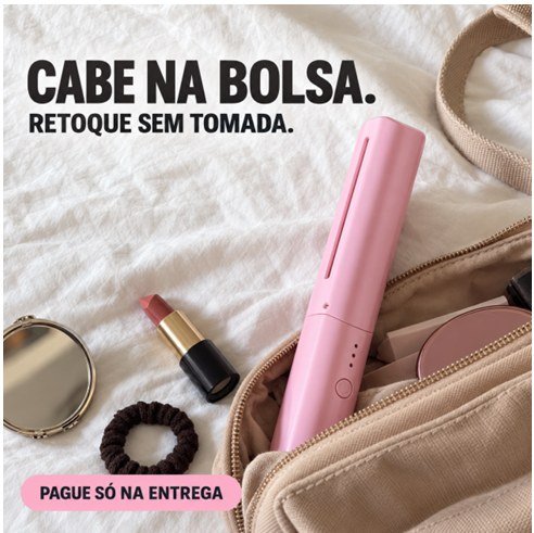Pente alisador rosa saindo de uma bolsa ao lado de batom e espelho