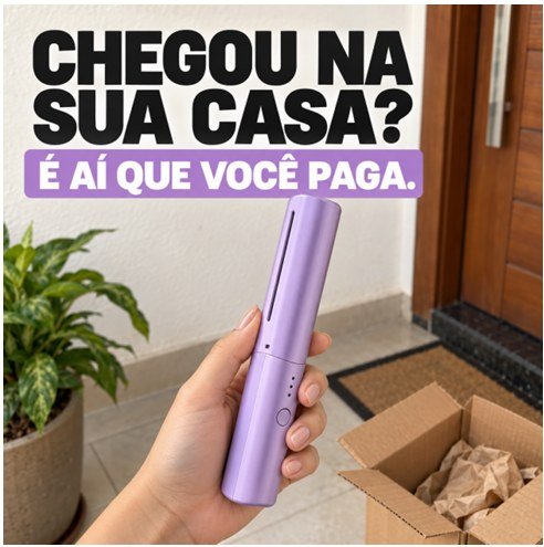Mão segurando o pente alisador roxo ao lado de uma caixa de entrega